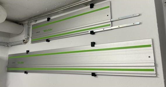 Guiding rail wall mount