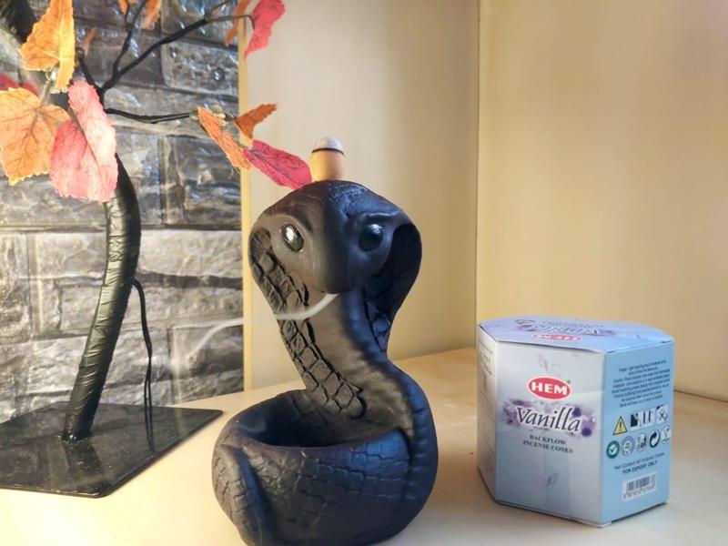 Cobra incense burner