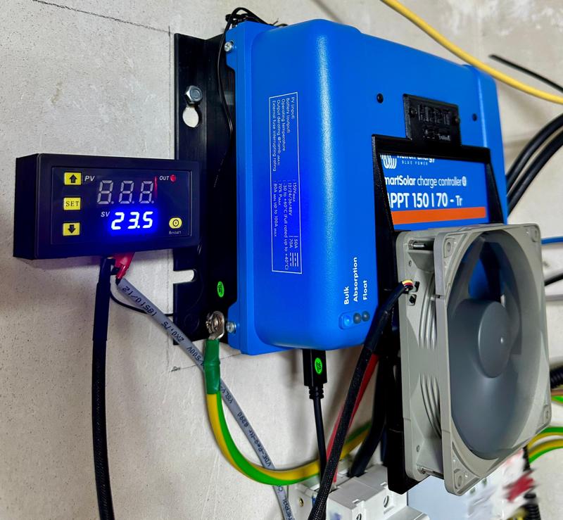 Lüfterhalterung für Victron Solarladeregler - Fan mount for Victron solar charge controller