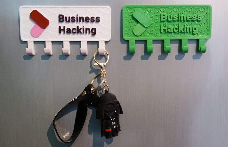 Globant Business Hacking magnetic key holder