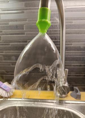 Perlator to make balloon shape of water