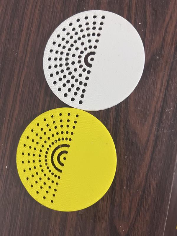 Mealworm bucket shaker lid