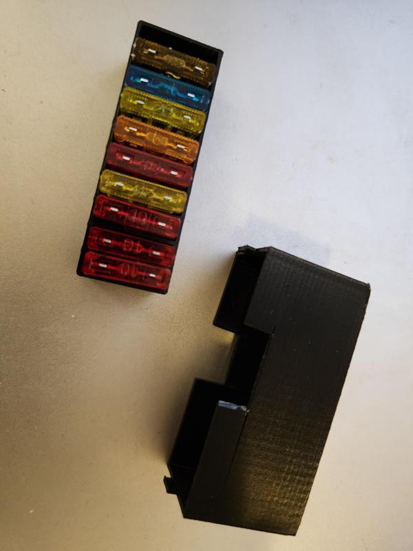 Automotive fuse holder lid