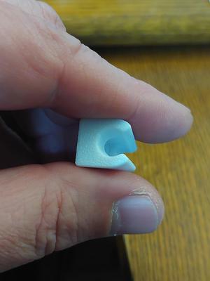 Toggle clip for hatch roller shade