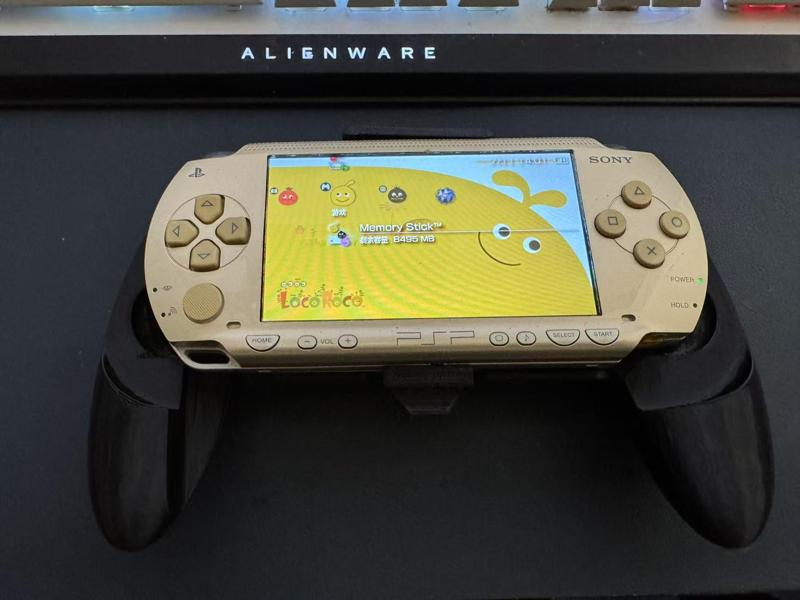 Nostalgic PSP1000 handheld grip