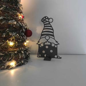Gnome peeking through the gift
