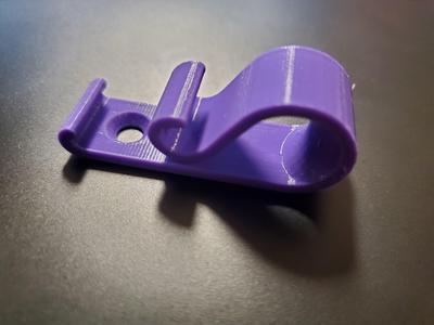 P-shaped curtain string tensioner