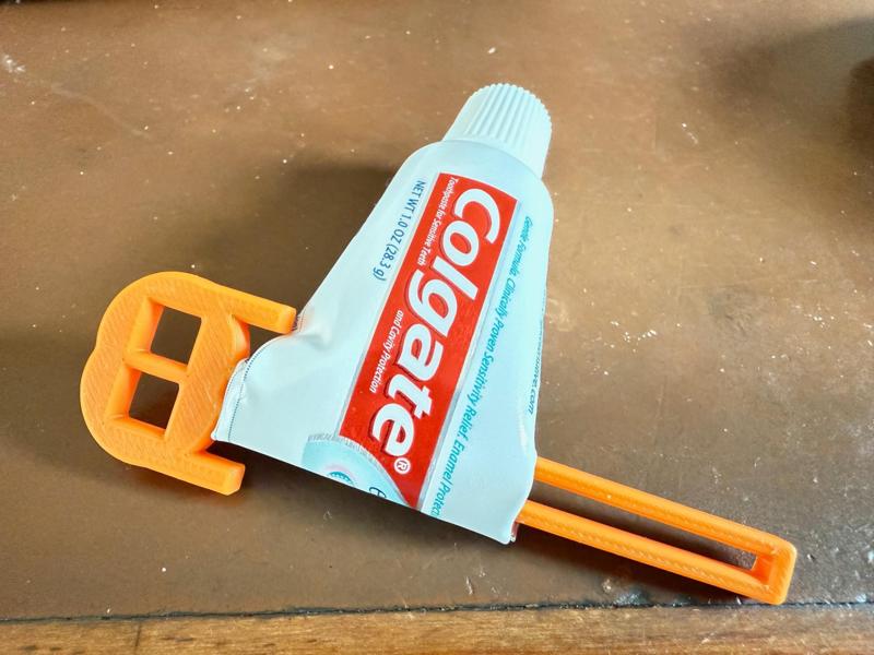 Tube Squeezer with locking arms