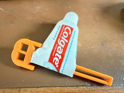 Tube Squeezer with locking arms