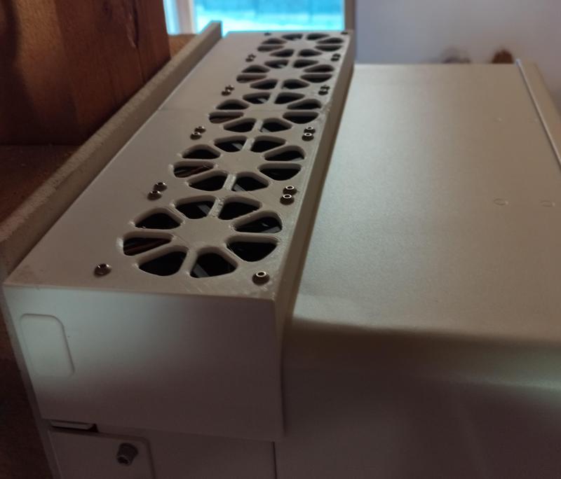 Zusatzkühlung für DEYE Wechselrichter 8, 10, 12 KW oben mit 5 Stück 80mm Lüftern