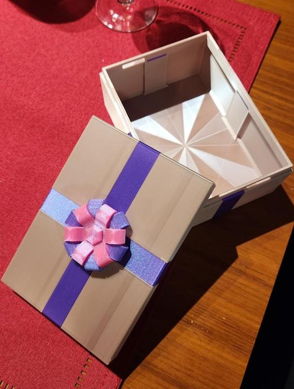Double wide ribbon on Twist lock present box