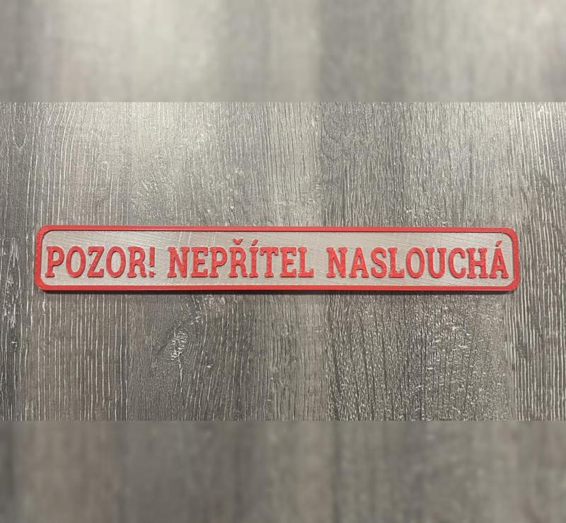 Cedule Pozor! nepřítel naslouchá