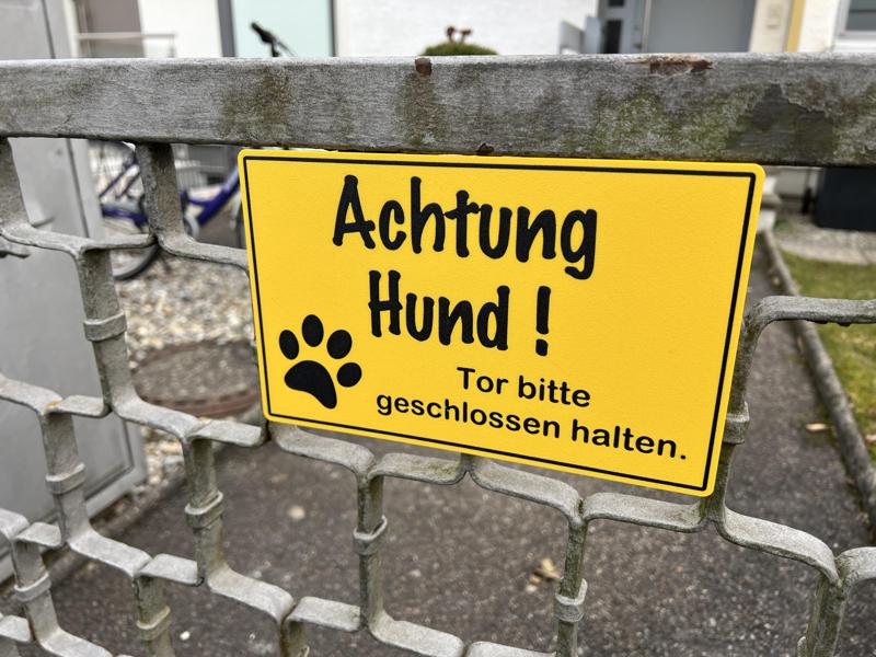 Gate warning sign dog