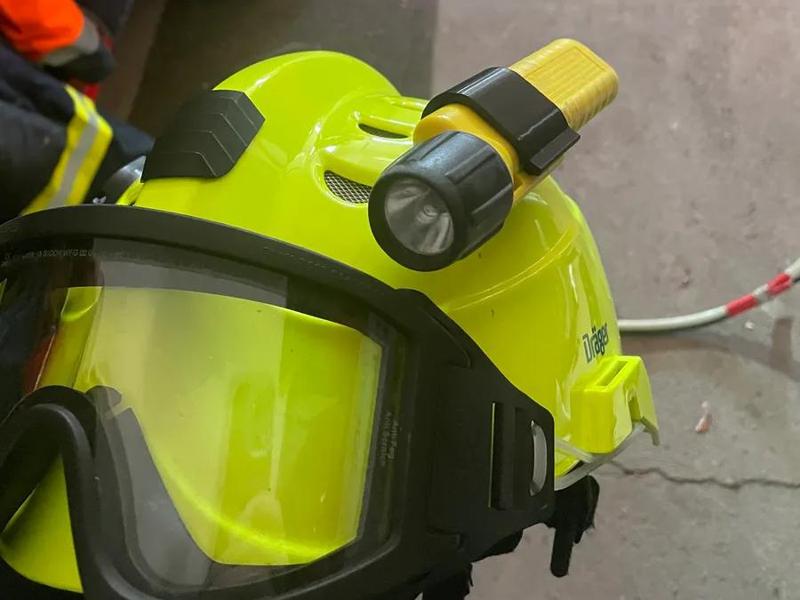 Fire helmet torch holder without screws