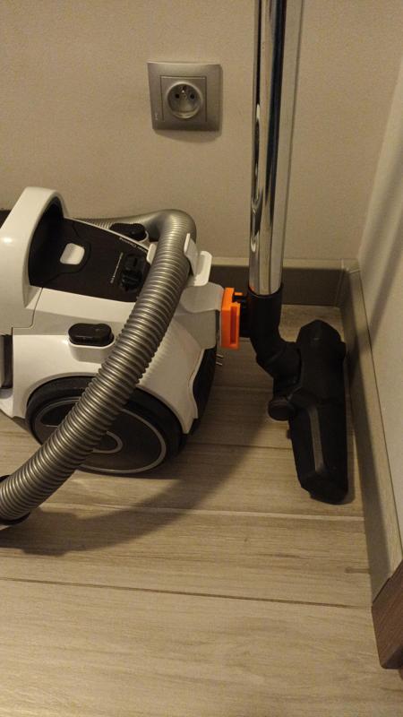 vacuumcleaner BOSCH BGS05A322 pipe bracket