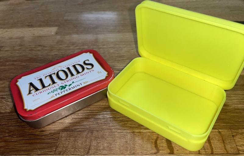 Small Flip top case (Altoids Tin) (Print in Place)