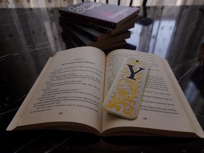 Elegant Monogram Bookmark – Letter Y