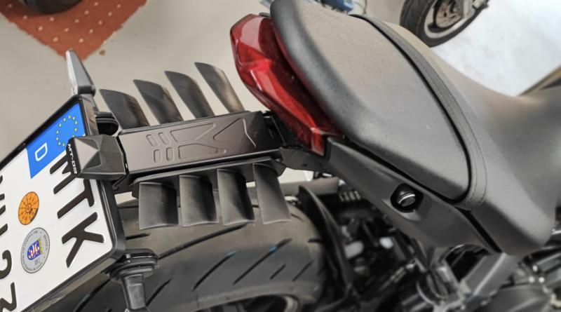 Water deflector for original short license plate holder MT09 (RN69)