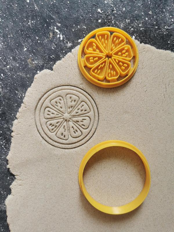 Cookie cutter stamping orange (lemon)