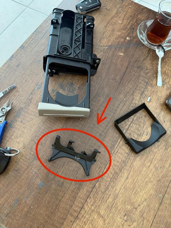 Toyota Auris cup holder connector