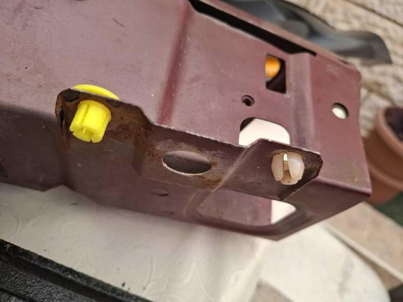 Subaru Legacy BG BD fog light clip