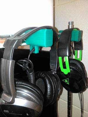 Wire rack shelf headphone holder