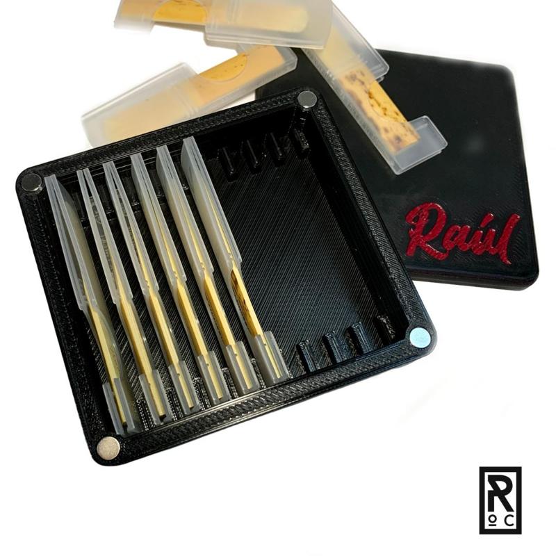 Clarinet reed holder