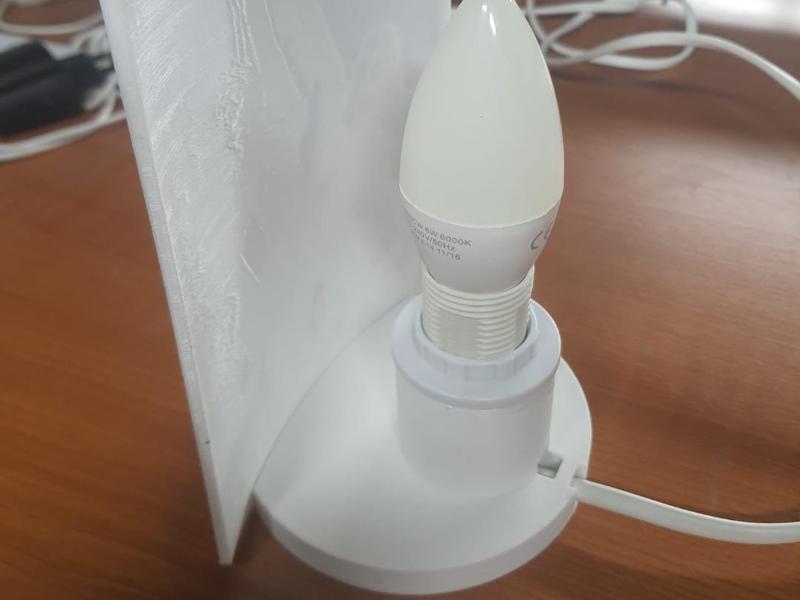 Round lamp for curved and straight lithophanes