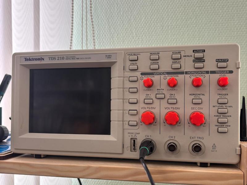 Tektronix oscilloscope knobs and button