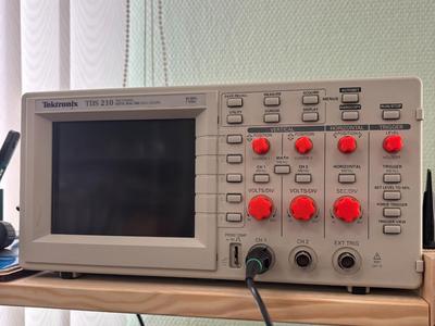 Tektronix oscilloscope knobs and button