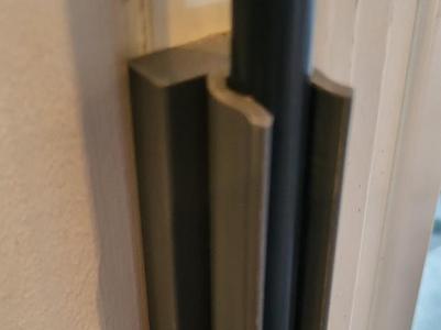 Child/dog gate wall clip