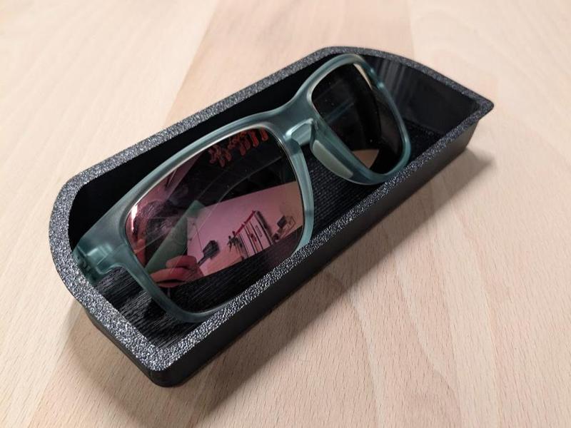 LC250 glasses holder for center console