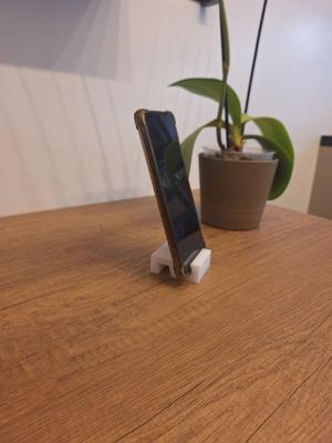 Compact and sturdy phone holder