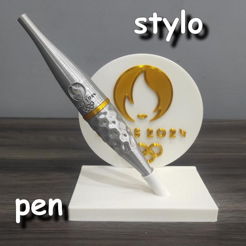 La torche des Jeux Olympique de 2024, sous forme de stylo, The torch of the 2024 Olympic Games, in the form of a pen,