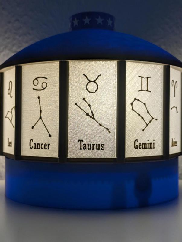 Drehbare Lampe mit individualisierbaren Einsätzen