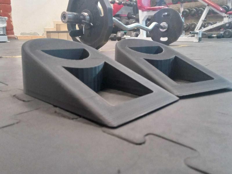 Heel elevated squat support (Heel elevated squat)