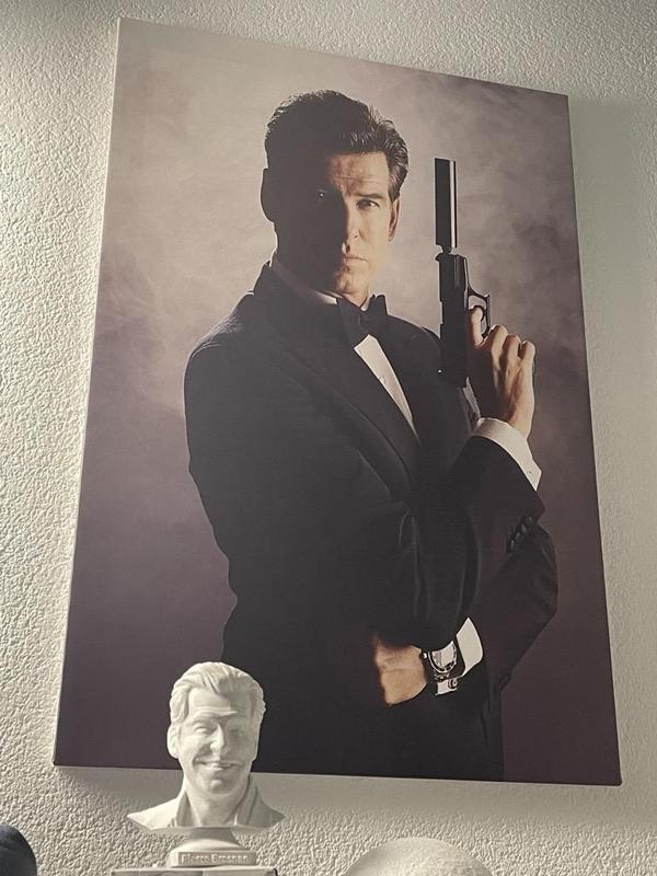 Pierce Brosnan statue / James Bond
