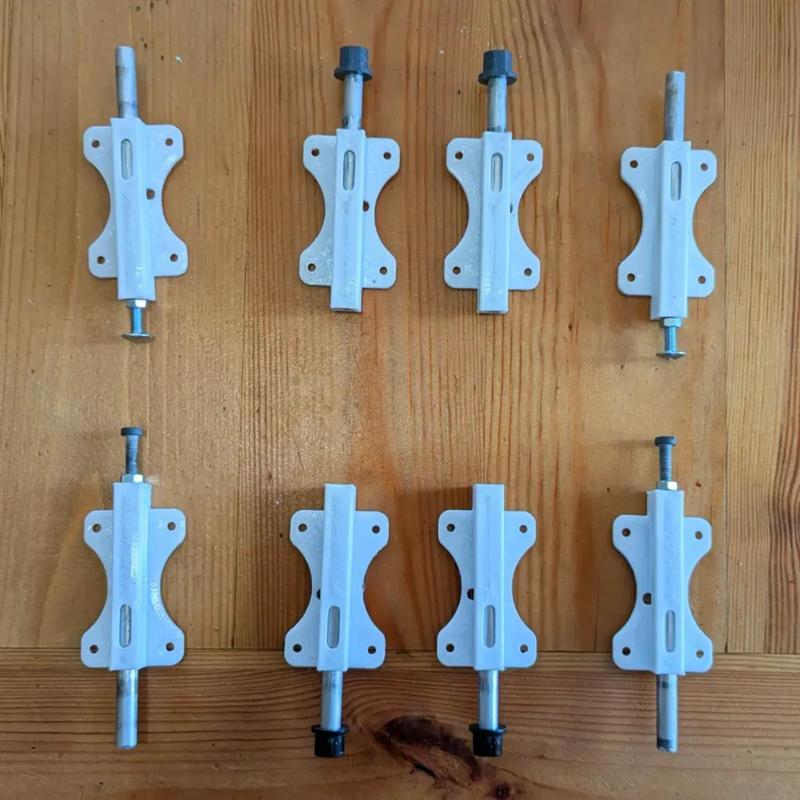 Bayonet closet hinges for sectional closet doors