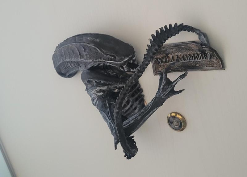 Alien front door sign welcome