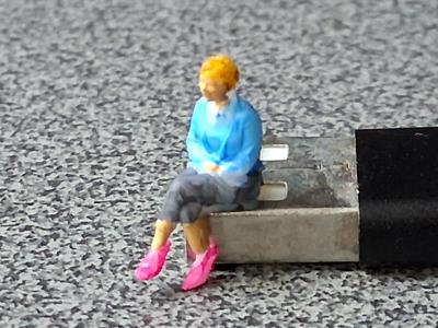 Sitting Woman H0  1/87  1/32  1/17