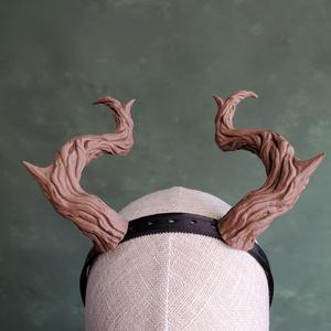 Hazel | Medium Twisted, Thorny Horns