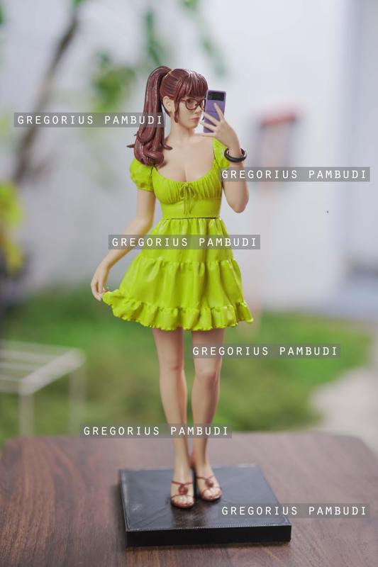 A woman Taking a Mirror Selfie Statue 3d Printable