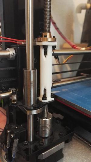 Prusa i3 z-nut distance piece / spacer (to reduce thread jams)
