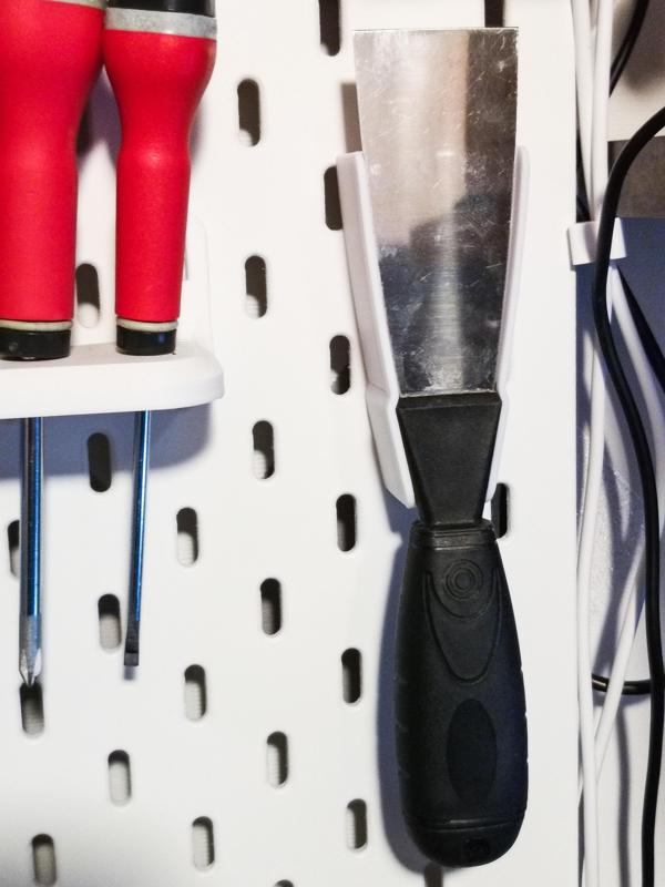 Skadis wall spatula holder with magnet