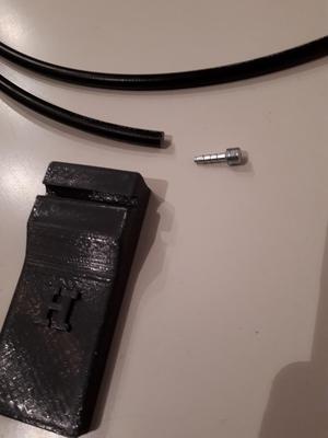 Hydraulic brake hose - end pin inserter