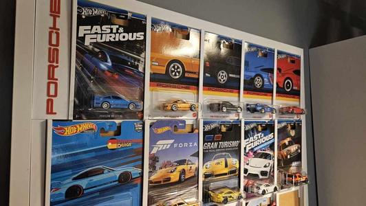 Hot Wheels modular car wall holder / stand (special / premium cars)