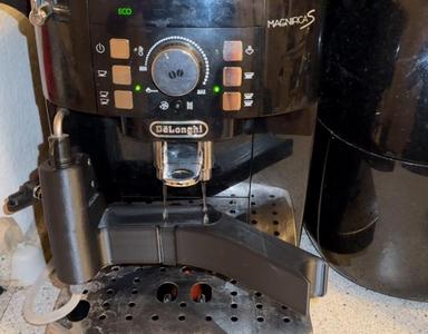 De Longhi MagnificaS automatic swing water drain