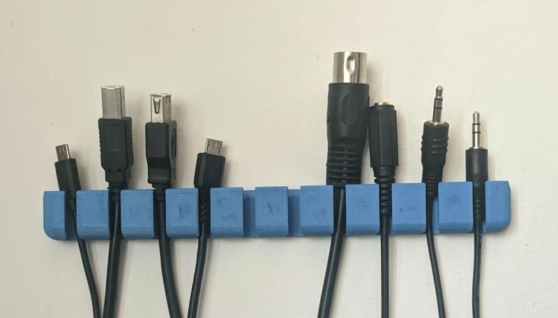 USB Cable Holder - less spacing (10w, no screws)