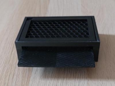 Raised draining sponge holder