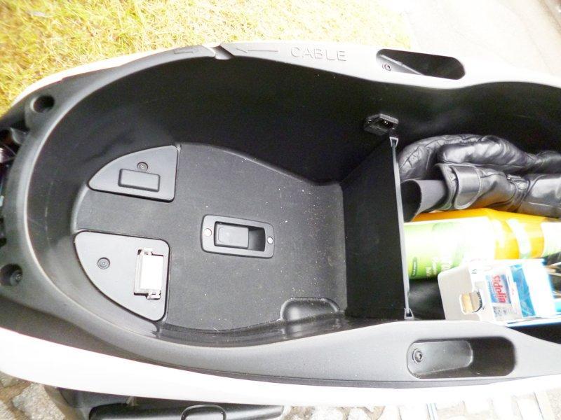 Helmet locker divider for Silence S01 / Seat MÓ